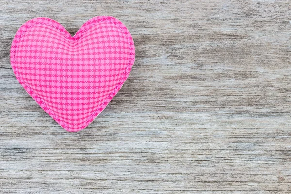 Αγάπη σχήμα καρδιάς σε φόντο ξύλου — Φωτογραφία Αρχείου