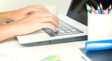 Tipik klavye laptop iş iş üzerinde Closeup el