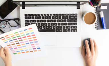 closeup Tasarımcısı Resepsiyon çalışma alanında dizüstü bilgisayar kullanmak