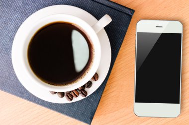 kahve ve smartphone üzerinde ahşap masa mobil