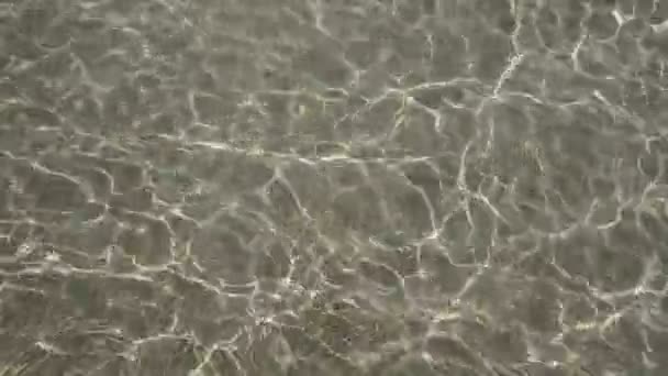 Close-up van heldere water van het strand — Stockvideo