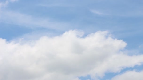 nuage mouvant sur ciel bleu 