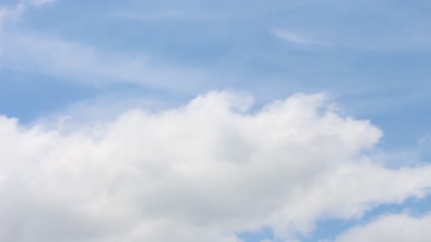 Nube en movimiento en el cielo azul — Vídeos de Stock