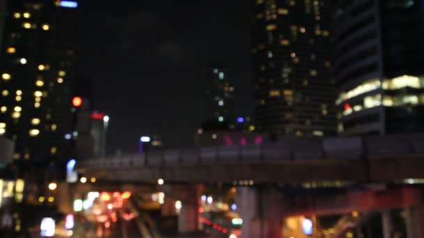 De-focus skytrain transportation in city urban lifestyle at night — Stock Video