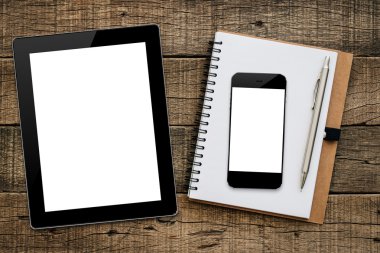 Tablet ve ahşap arka plan üstünde smartphone
