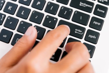 yandan basın girin klavye bilgisayardaki düğmesi