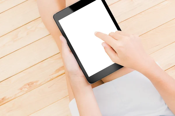 Mujeres que utilizan la pantalla blanca tableta con ruta de recorte fácil para chan —  Fotos de Stock
