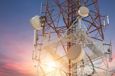 Uydu çanağı Telekom kule gün batımında