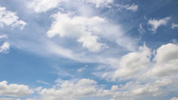 Движущееся облако на голубом небе — стоковое видео