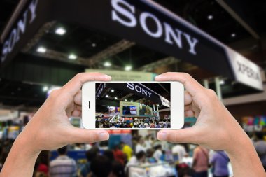 Bangkok Tayland - Ekim 03: smartphone yakalama kalabalık yardıma