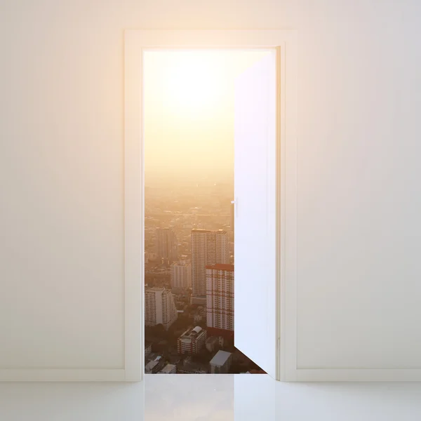 Drzwi otwierają się do miasta na tle zachodu słońca — Zdjęcie stockowe