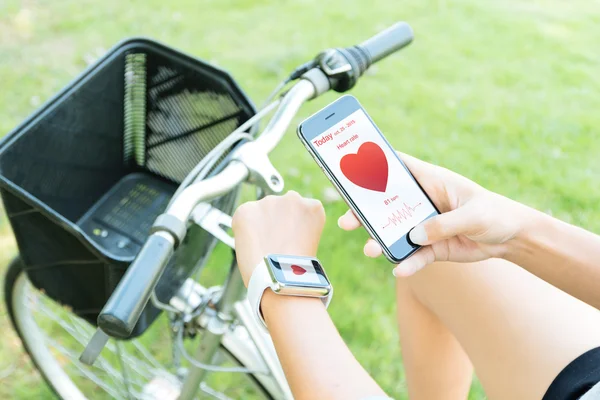 kadın el egzersiz için telefon ve izlemek sağlıklı uygulama kullanma