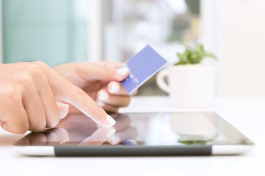 Tablet ve kredi kartı alışveriş online kullanarak closeup ele