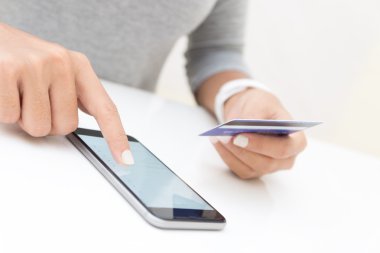 telefon ve kredi kartı alışveriş online kullanan kadın