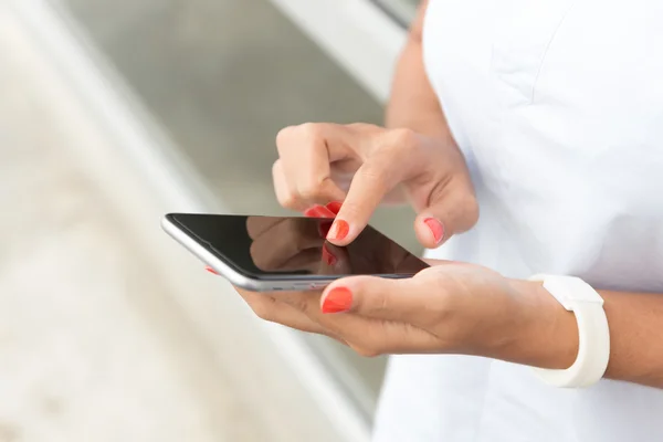 Kadınlar parmak dokunmatik telefonu kapatın — Stok fotoğraf