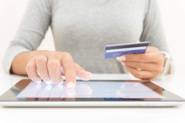 Tablet ve kredi kartı kullanan kadın alışveriş online ödeme
