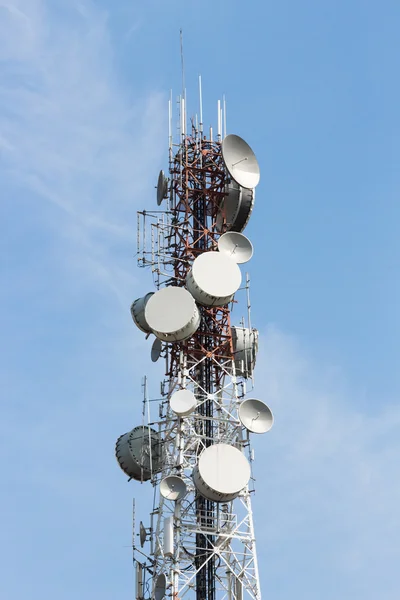 Torre antena parabólica de telecomunicaciones en el cielo azul — Foto de Stock