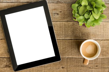 Tablet beyaz perde göstermek ve ahşap masa kahve