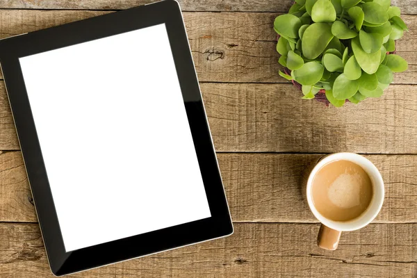 Tablet mit weißem Bildschirm und Kaffee auf Holztisch — Stockfoto