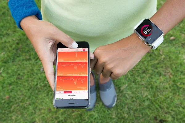 Bangkok, Tayland - 5 Aralık 2015: iphone 6s ve Uygula kullanarak kadınlar