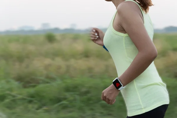 Las mujeres usan reloj de mano inteligente corriendo movimiento borroso conceptt — Foto de Stock