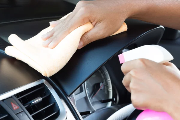 Nahaufnahme Handreinigung Auto Armaturenbrett — Stockfoto