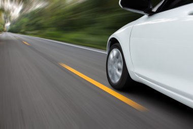 kırsal asfalt yolda hareket araç hızı