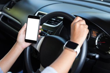 el telefon beyaz ekran tutan ve araba