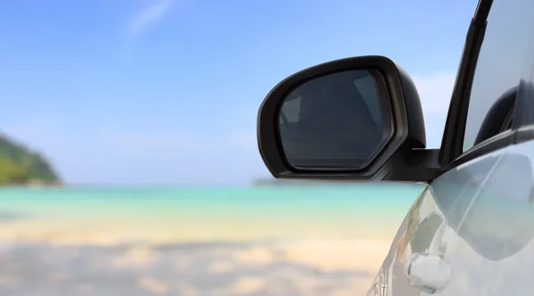 Viajando carro na praia brilhante — Fotografia de Stock