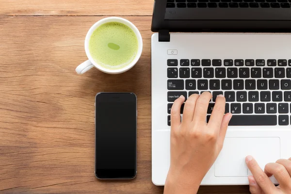 Nutzung von Laptop-Computern am Arbeitsplatz — Stockfoto