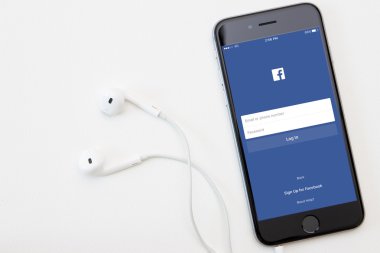Bangkok, Tayland - 5 Ocak 2016: facebook uygulaması iphone üzerinde