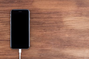 Üstten Görünüm telefonda USB veri kablosu bağlayın