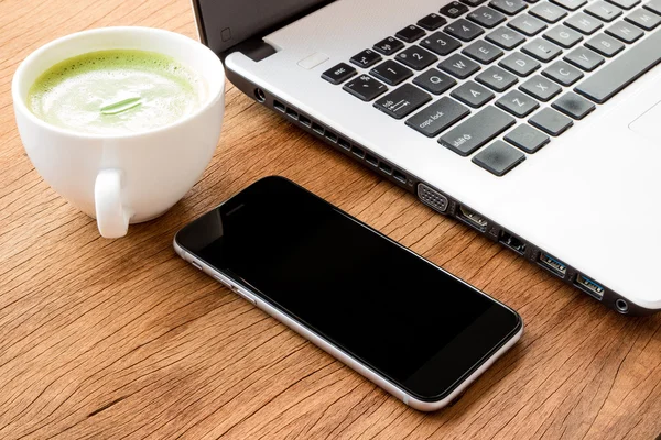 Nahaufnahme schwarzes Telefon auf dem Schreibtisch — Stockfoto