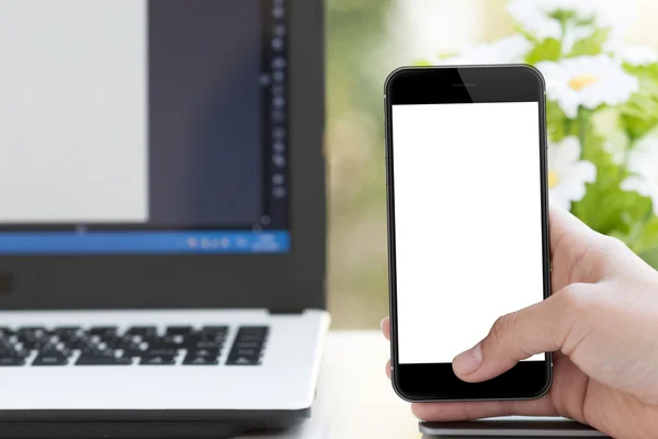 Mockup teléfono en la mano de mujer en el escritorio — Foto de Stock