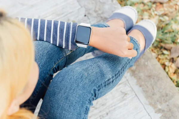 Hipster vrouw op zoek naar nieuwe technologie van slimme horloge — Stockfoto
