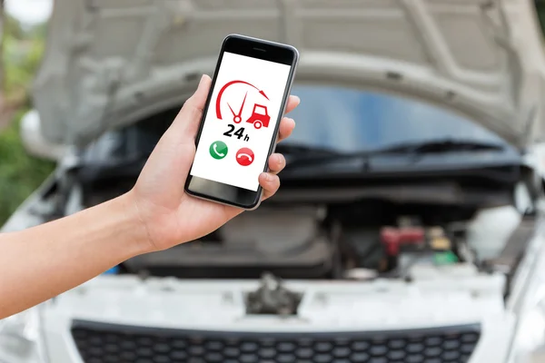 Mano celebración de llamadas telefónicas aplicación de servicio de emergencia coche — Foto de Stock