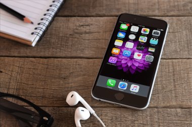 ahşap masa üzerinde iPhone 6 ve IOS uygulaması