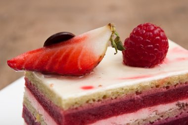 bir tabak içinde ahududu cake