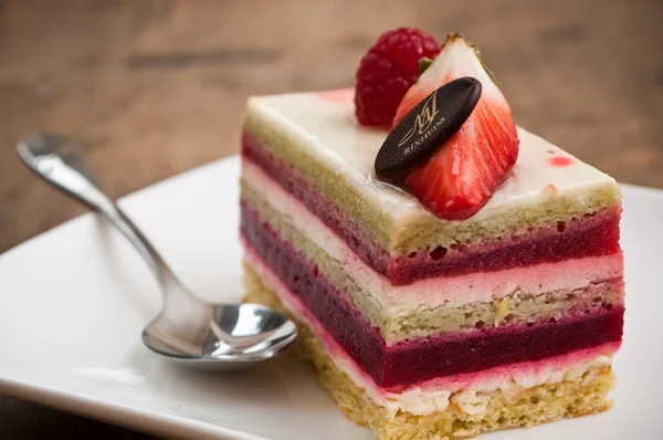 Pastel de frambuesa en un plato — Foto de Stock