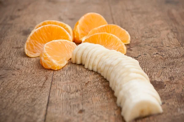 Conceito de clementina e banana em forma de palma — Fotografia de Stock