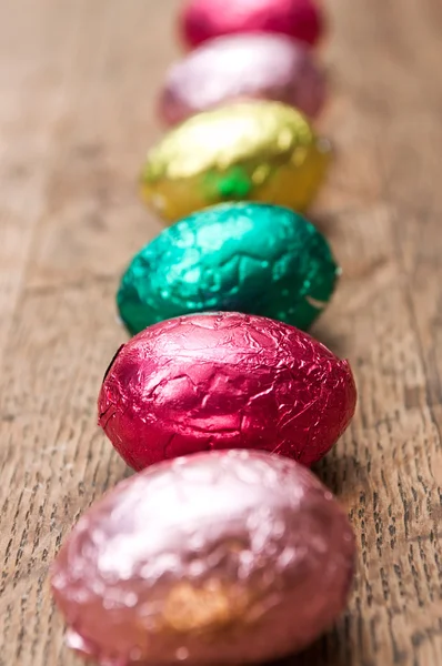 Uitlijning van verschillende kleur chocolade paaseieren — Stockfoto