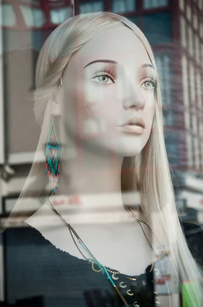 Manequim em uma loja de compras de moda feminina — Fotografia de Stock