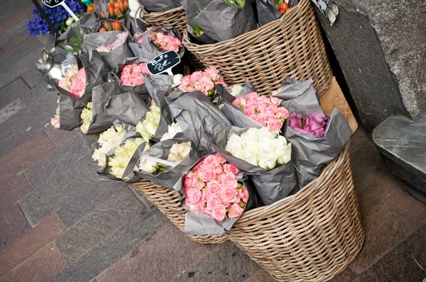 Varios colores de flores al aire libre en floristería — Foto de Stock