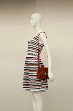 elbise moda showroom ile manken