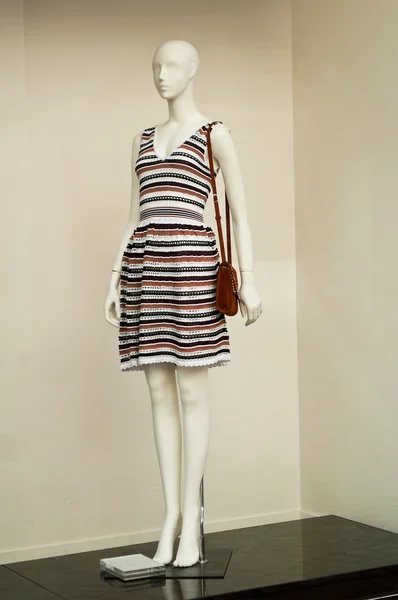 Manichino con vestito in uno showroom di moda — Foto Stock