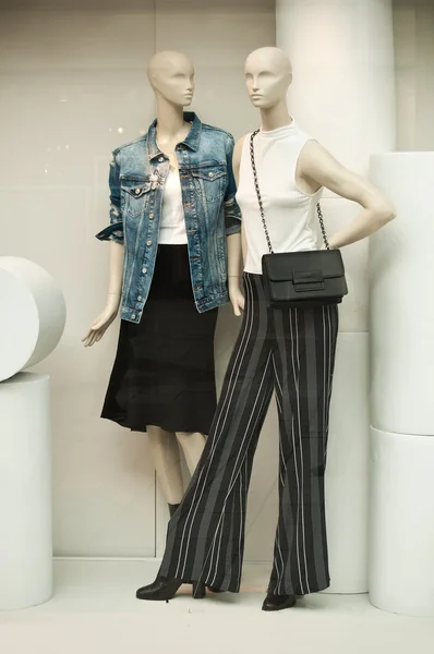 Манекен в модном салоне для женщин — стоковое фото