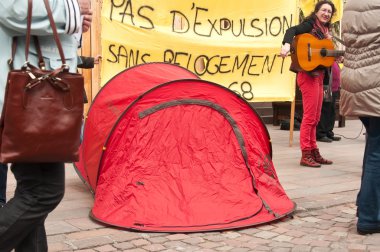 afiş sefalet ve yoksulluk - Fransızca rehousing (metin olmadan hiçbir tahliye karşı gösteri sırasında grubu)