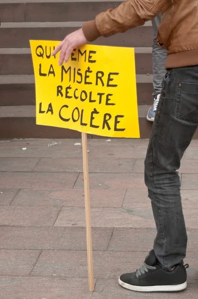 Menschen mit Transparent während der Demonstration gegen Elend und Armut - wer Elend sät, erntet Wut (Text auf Französisch) ) — Stockfoto