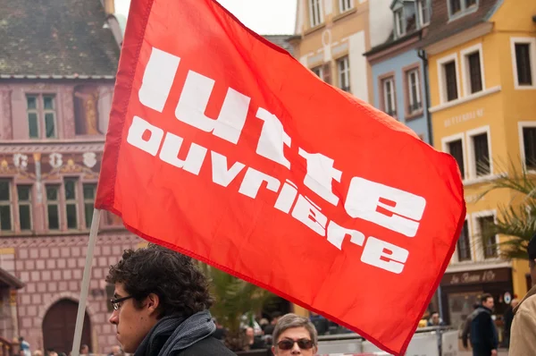 Persone con bandiere durante la manifestazione contro la miseria e la povertà - i lavoratori lottano — Foto Stock