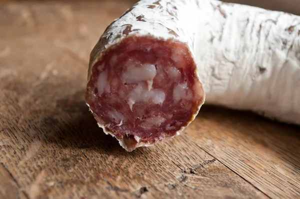 Saucisse sur fond en bois — Photo